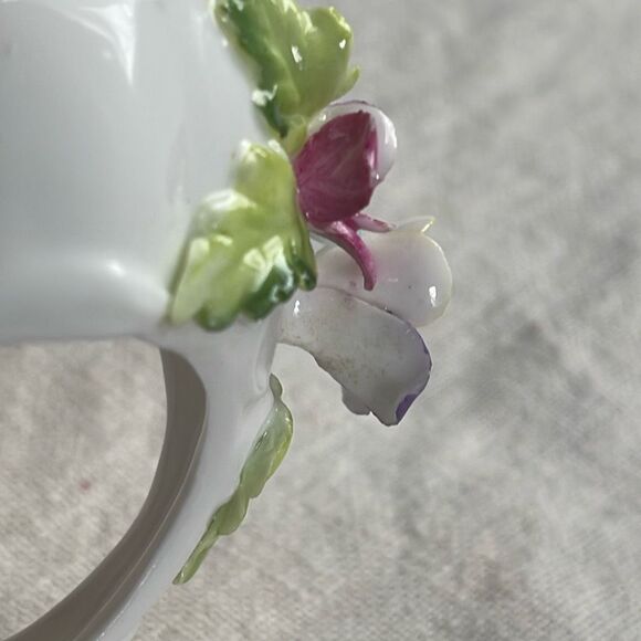 Vintage Maruri Masterpiece tiny floral bone China basket. - Picture 8 of 10